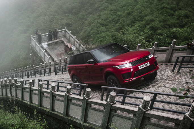 Range Rover Sport поднялся по 45-градусной лестнице из 999 ступеней