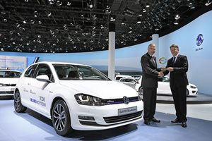Новый VW Golf получил премию ACVmobil 2013