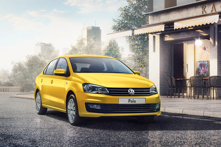 Седан VW Polo окрасили в желтый