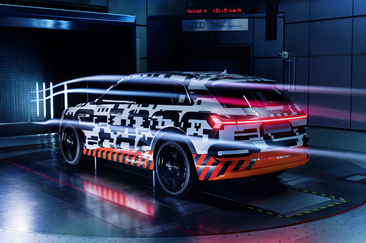 Электрокроссовер Audi e-tron представят летом