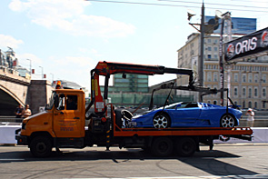 Суперкар Bugatti разбился на московских гонках