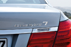 Компания BMW представила гибриды 7-Series и X6