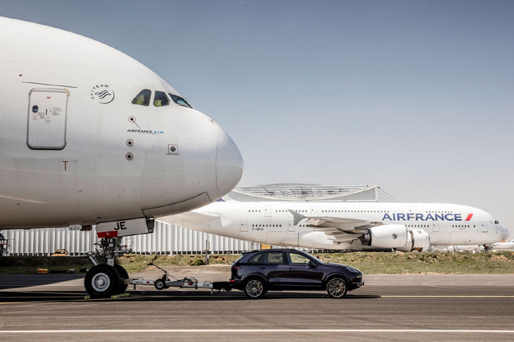 Porsche Cayenne отбуксировал пассажирский Airbus A380