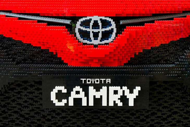 Седан Toyota Camry построили из кубиков Lego