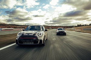 В России открылась школа водительского мастерства Mini