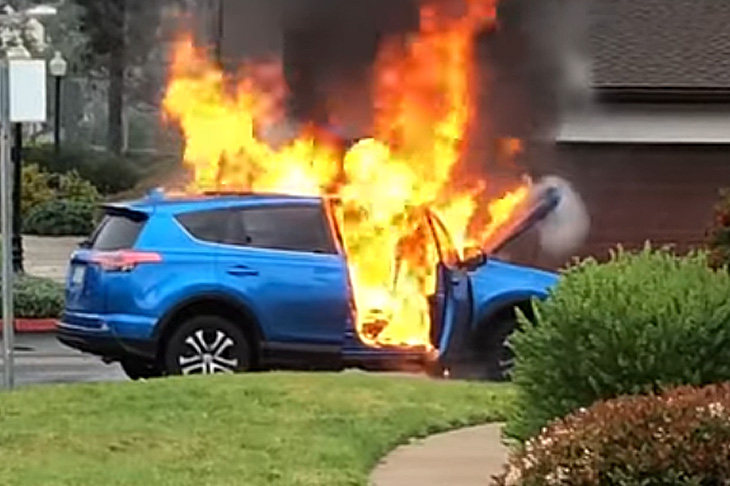 Toyota RAV4 попал под расследование в связи с самовозгоранием 
