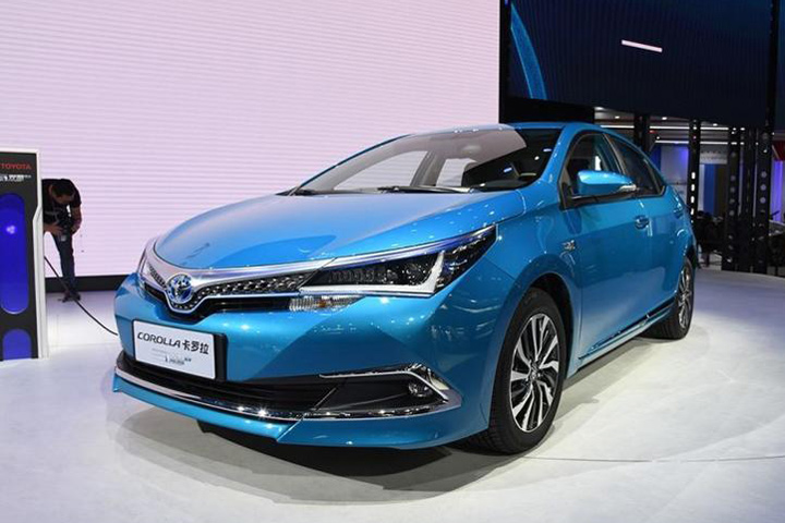 Toyota представила подзаряжаемую версию седана Corolla