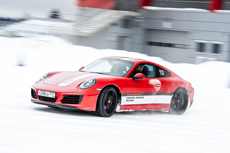 Учимся ездить зимой на Porsche